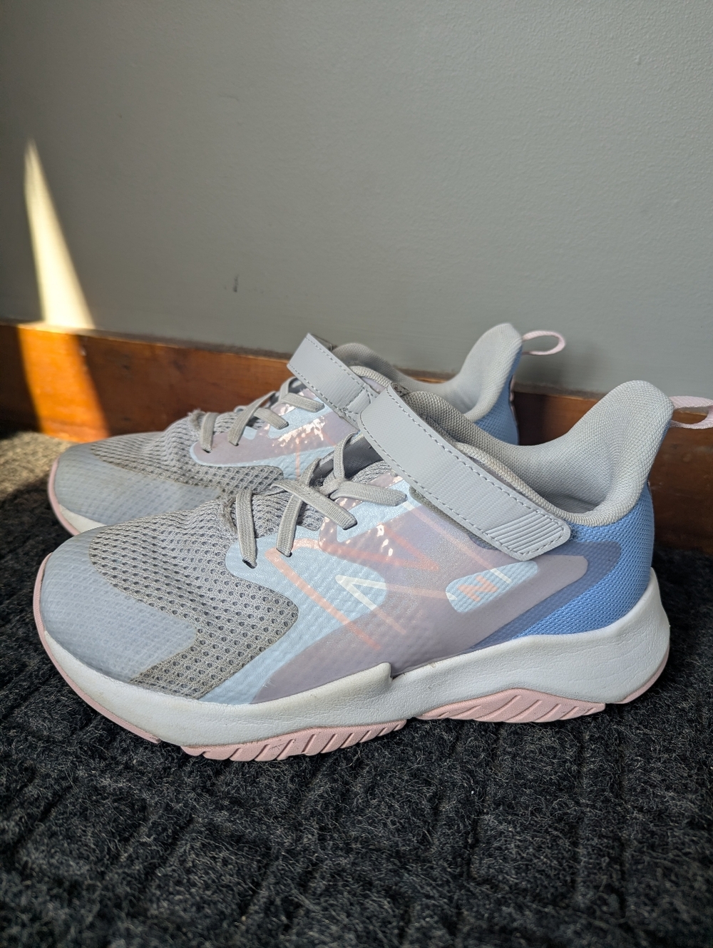 EUC New Balance Sneakers Big Girl 5